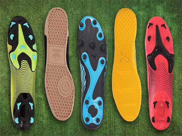 Cách chọn giày đá bóng sân cỏ nhân tạo bạn cần biết