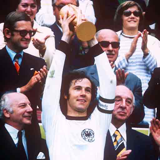 Franz Beckenbauer với vai trò đội trưởng đã cùng Tây Đức