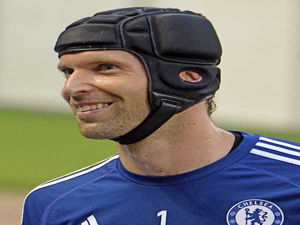 Hầu hết người hâm mộ đều liên tưởng đến chiếc mũ đội đầu kiểu bóng bầu dục khi nhắc đến Petr Cech