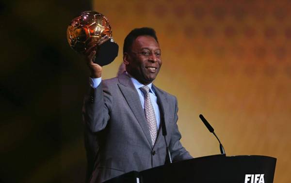 Pele được trao quả bóng vàng danh dự Pele được trao quả bóng vàng danh dự