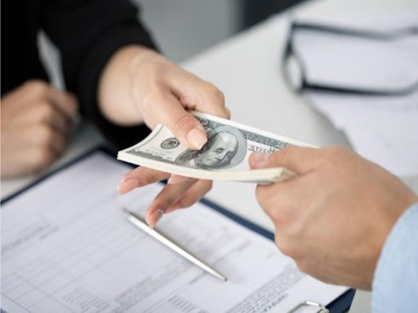 Nằm mơ thấy cho tiền người khác hay người thân điềm báo gì