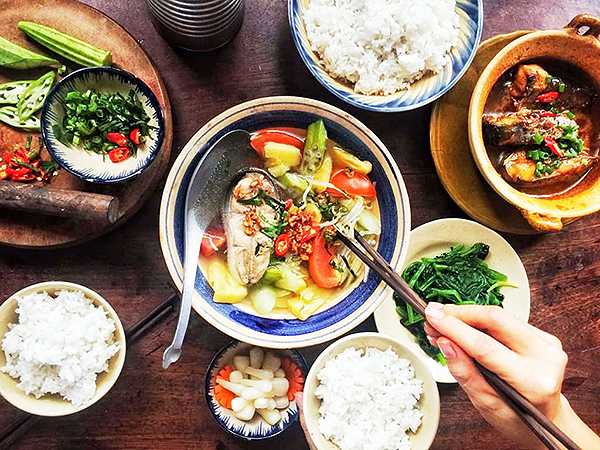 Mơ thấy ăn cơm với người lạ, ăn cơm cùng gia đình điềm gì